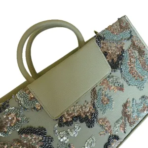 Schicke Perlen-Abendtasche mit Paillettenstickerei, eleganter grüner Henkel-Design.