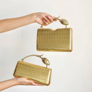 Goldene metallische Krokodilmuster Clutch Tasche mit einzigartigem Tulpen Metallgriff