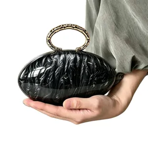 Elegante bolso de mano ovalado de mármol negro con asa de anillo metálico para fiesta