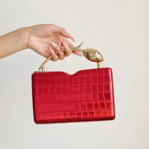 Glänzende rote Kroko-Muster Clutch Tasche mit goldenem Tulpen-Metallgriff für Abendpartys.