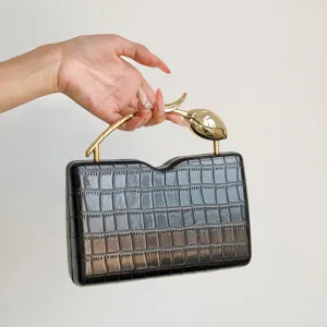 Glänzende Krokodil-Textur Abendtasche mit elegantem goldenen Metall-Blumen-Griff Design.