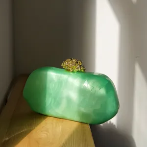 Grüne Harz Marmor Clutch Tasche mit goldener Korallen Schließe für elegante Partys.