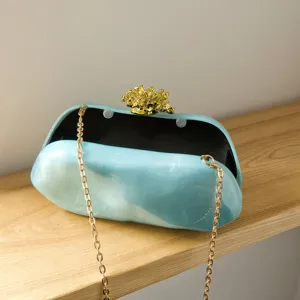 Unregelmäßige ovale Abendtasche mit vergoldetem Korallenschloss und Kette für Partys.