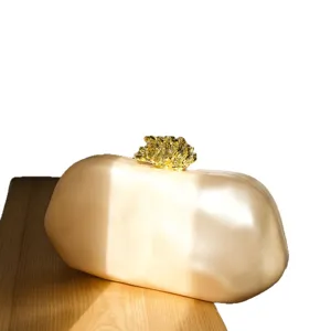 Unregelmäßige ovale Abendtasche mit goldenem Korallenverschluss elegante Handtasche