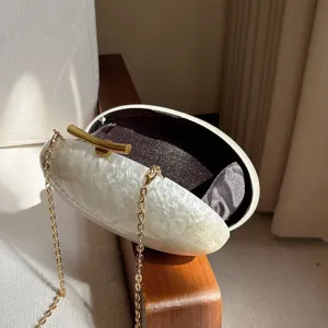 Acryl Muschel Abendtasche mit Goldkette, elegante Designer Umhängetasche für Damen Abendparty.