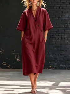 Robe midi bordeaux à col V avec manches courtes, design cache-cœur à boutons et poches.
