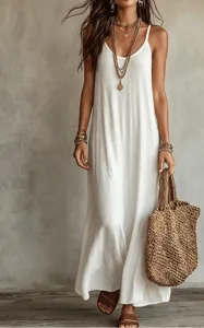 Dettaglio abito lungo boho bianco con scollo a V, stile vacanza estiva casual ed elegante.