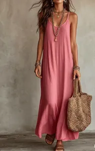 Dettaglio abito lungo maxi boho tinta unita con scollo a V e bretelle, stile vacanza fluido.