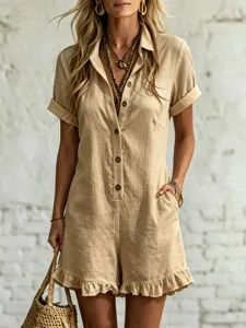Combinaison decontractee pour femme a manches courtes et boutons, short uni ample a volants.