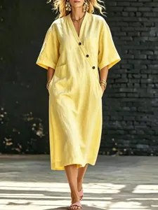 Gros plan détaillé de la robe jaune en lin col V à manches courtes avec boutons et poches.
