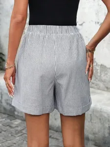 Vista detallada de pantalones cortos casuales a rayas para mujer con cintura elástica