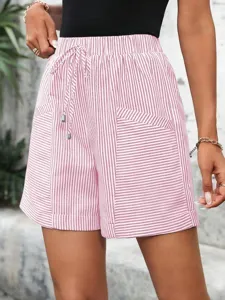 Detalle de pantalones cortos casuales a rayas con cintura elástica y bolsillos.