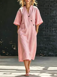 Robe midi rose décontractée à col V avec manches courtes, poches et élégants boutons.
