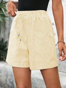 Vista detallada de pantalones cortos casuales a rayas para mujer con cintura elástica bolsillos.