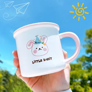 Primer plano detallado de una bonita taza de cerámica con estampado de conejito.