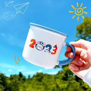 Vista detallada de una linda taza de cerámica blanca con asa azul y diseño de conejito.