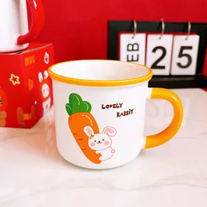 Tasse en céramique lapin mignon détail, anse et bord jaunes, beau design dessin animé.