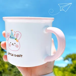 Taza de cafe de ceramica bonita con asa rosa y diseño de conejo, ideal para leche matutina.