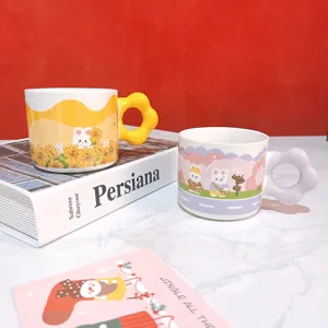 Gros plan détaillé de tasses en céramique avec motifs de lapins et anses en forme de fleur.