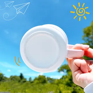 Primer plano detallado de la taza de café de cerámica blanca con asa rosa pastel al aire libre
