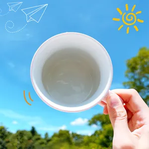 Detalle en primer plano de una hermosa taza de café de cerámica con borde rosa al aire libre.
