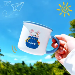Taza de cerámica detallada con conejito y asa azul, perfecta para café, leche y desayuno.