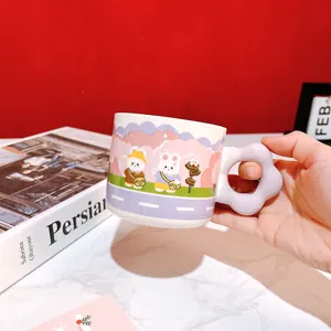 Vue détaillée de la tasse en céramique avec motif lapin mignon et poignée en fleur.