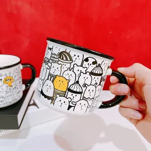 Vue en gros plan de la jolie tasse en céramique avec de drôles de motifs de chat et d'ours.
