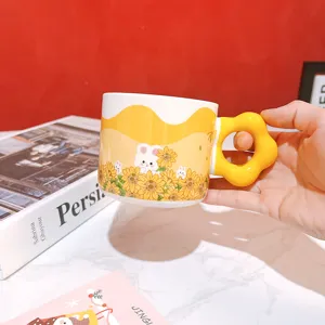 Detail de la tasse a cafe en ceramique avec poignee fleur jaune et motif lapin tournesol