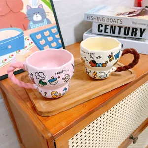 Leuke creatieve keramische mok met doodle-ontwerp en handvat voor koffie of melk.