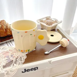 Taza de café de cerámica linda con tapa y mango de huevo frito, regalo perfecto para amigos.