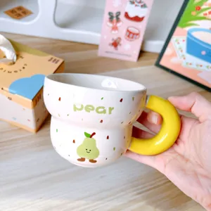 Taza de café de cerámica bonita con estampado de pera y asa amarilla, vista detallada.