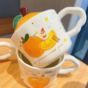 Vista detallada de bonita taza de cerámica naranja con tapa y una ilustración muy linda.