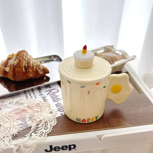 Vista detallada de la bonita taza de cerámica con tapa de pastel y asa en forma de huevo frito.