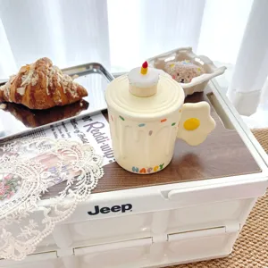 Taza de cerámica con tapa, asa de huevo frito y diseño de tarta de cumpleaños para regalos.