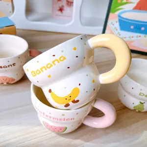 Taza de café de cerámica linda con asa gruesa, diseño de dibujos animados de plátano y sandía desayuno