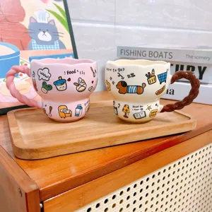 Leuke keramische koffiemok set met gedraaide handgreep en mooie tekening details voor kantoor.