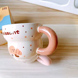 Taza de café de cerámica croissant única con diseño apilable y un asa de color rosa.