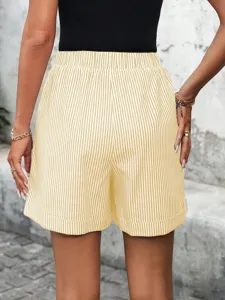 Vista trasera de pantalones cortos de mujer a rayas con cintura elástica, detalle.