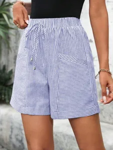 Pantalones cortos casuales a rayas azules y blancas para mujer con cintura elástica y bolsillos.