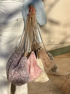 Gedetailleerd overzicht van pluche kettingtas met modieuze luipaardprint en zachte textuur.