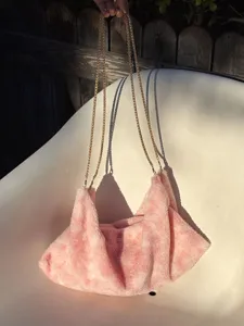 Roze pluche schoudertas met gouden ketting, stijlvolle harige crossbody tas voor dames.