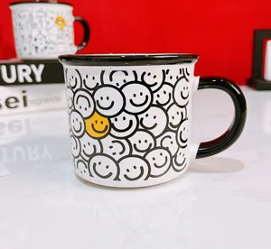 Jolie tasse a cafe en ceramique avec motif smiley, ideale pour le lait, le petit dejeuner.