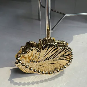 Goldene Muschel Acryl Abendtasche mit eleganter Perlenkette Detailansicht Form