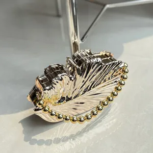 Goldene Acryl Muschel Clutch Tasche Detail, Vintage Abendhandtasche mit Perlen Griff.