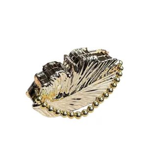 Goldene metallische Acryl-Muschel-Abendtasche mit Perlenhenkel, französischer Vintage-Stil.