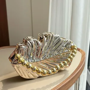 Metallische Muschel-Clutch, glänzende goldene Abendtasche mit Perlenhenkel, Vintage-Party-Handtasche.