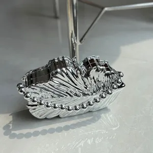 Glänzende silberne Muschel-Clutch mit Perlenhenkel, elegante Acryl-Abendtasche für Damen.