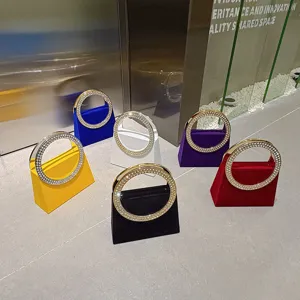 Elegante Abendtaschen mit funkelnden Strass-Rundgriffen in vielen leuchtenden Farben.