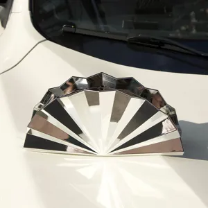 Metallisch plissierte Fächer Clutch Tasche Einzigartige geometrische Abendtasche Detail
